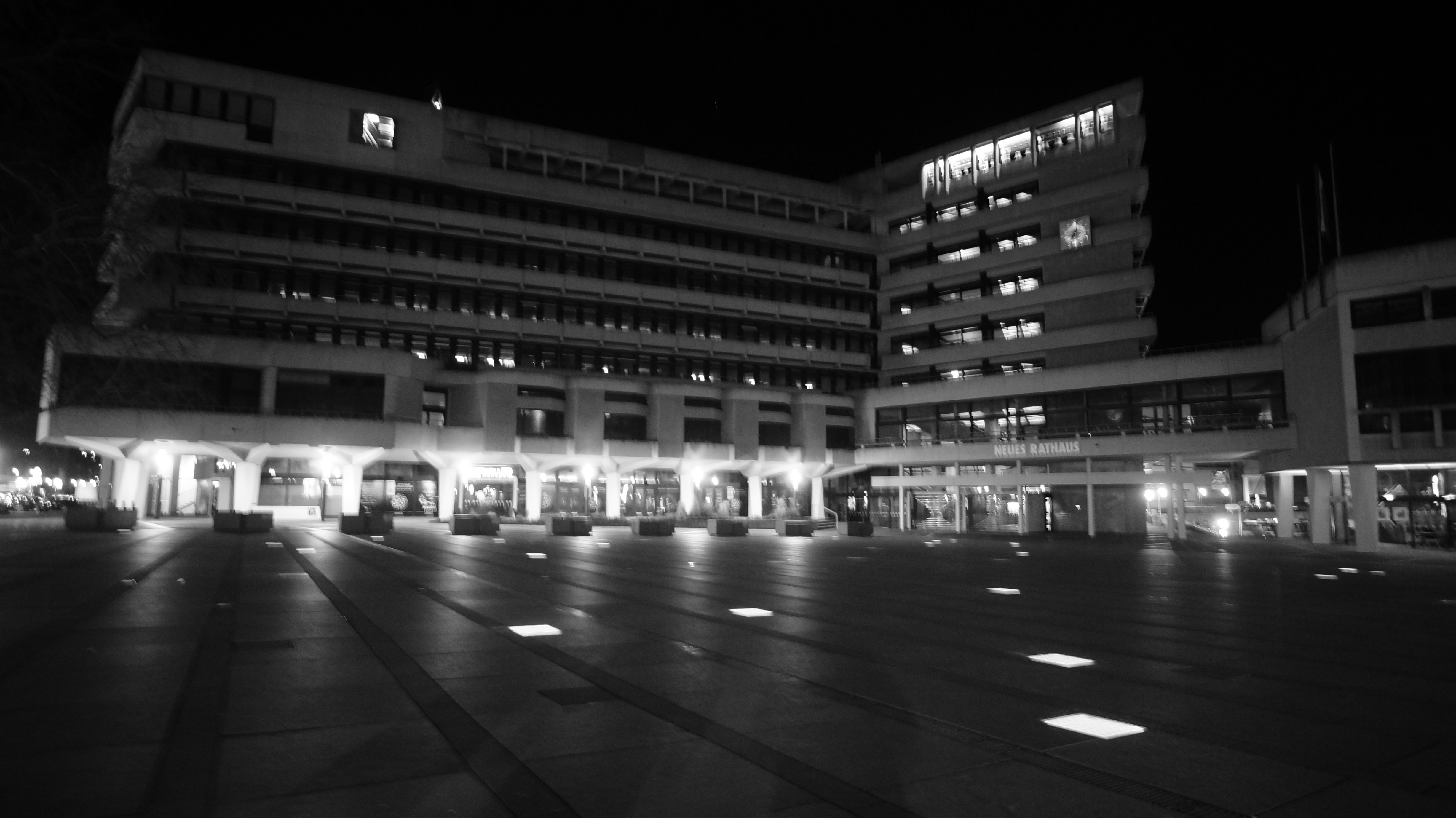 Neues Rathaus Pforzheim bei Nacht - brutalistische Architektur mit beleuchteten Fenstern